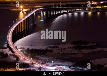 Ponte sul fiordo di notte, Sommeroya, Tromsø, ‪Troms, Norvegia settentrionale, Norvegia Foto Stock