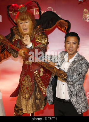 Donnie Yen pone con la sua figura di cera di Madame Tussauds di Hong Kong, Cina venerdì 27,2013 sep. Foto Stock