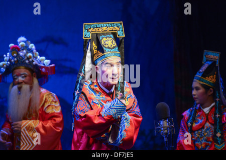 Kowloon, Hong Kong - 17 Agosto 2013 : un esecutore di eseguire Cinese tradizionale opera sui cinesi ghost festival. Foto Stock