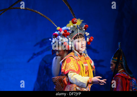 Kowloon, Hong Kong - 17 Agosto 2013 : un esecutore di eseguire Cinese tradizionale opera sui cinesi ghost festival. Foto Stock