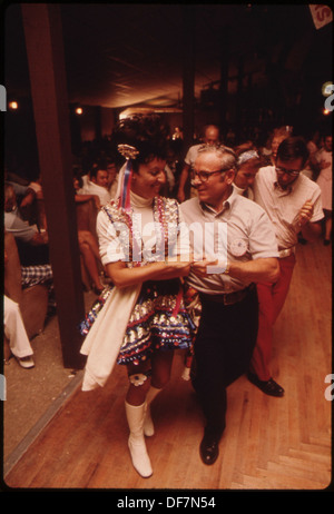 La danza polka si svolge presso la Gibbon Ballroom di Gibbon, Minnesota, 32 km circa a nord di New Ulm. La sala da ballo è stata un centro culturale per la comunità, ospitando eventi locali e balli tradizionali. Foto Stock