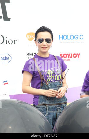 L'attrice Carina Lau assiste attività pubbliche detenute da Hong Kong anti-cancro la società di Hong Kong, Cina domenica 29,2013 sep. Foto Stock