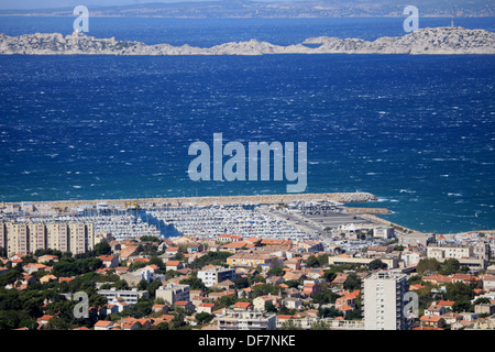 Vista dall'alto sopra la città di Marsiglia con alle isole del Frioul in background Foto Stock