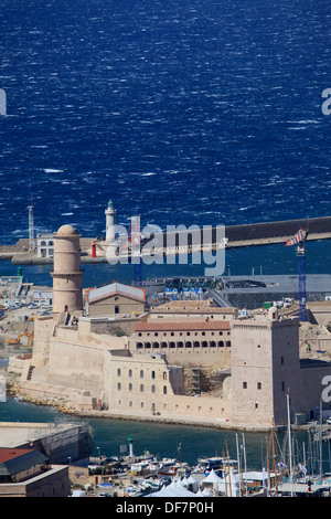 Vista superiore al di sopra del Fort Saint Jean nel vecchio porto di Marsiglia. Foto Stock