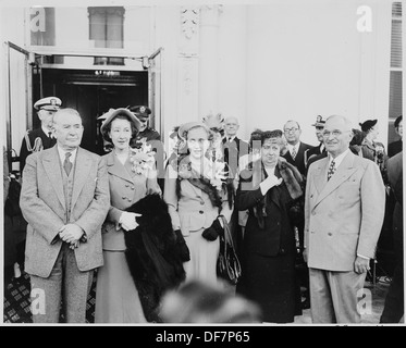Presidente e signora di Harry Truman, Alben W. Barkley, la sig.ra Max Truitt, e Margaret Truman che pongono insieme, con... 199939 Foto Stock