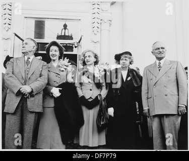 Presidente e signora di Harry Truman, Vice presidente-eletto Alben W. Barkley, la sig.ra Max Truitt, e Margaret Truman... 199950 Foto Stock