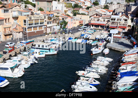 Vista superiore al di sopra del piccolo porto di Le Vallon des Auffes a Marsiglia. Foto Stock