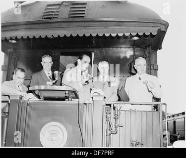 In questa fotografia storica, il presidente degli Stati Uniti Harry S. Truman e il presidente del Venezuela Romulo Gallegos stanno insieme a tre uomini non identificati. L'immagine cattura un momento importante nella diplomazia tra le due nazioni. Foto Stock