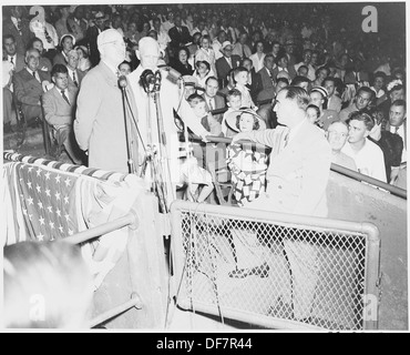 Questa fotografia mostra il presidente Harry S. Truman che partecipa a una partita di baseball al Griffith Stadium di Washington, DC. Il primo piano cattura la sua partecipazione a un passatempo popolare americano durante la sua presidenza. Foto Stock