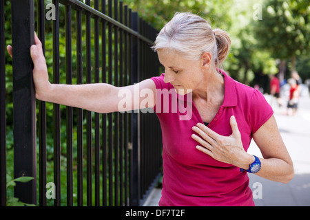 ANGINA PECTORIS, anziano Foto Stock