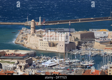 Vista superiore al di sopra del Fort Saint Jean nel vecchio porto di Marsiglia. Foto Stock