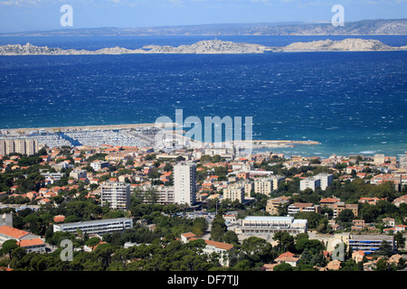 Vista dall'alto sopra la città di Marsiglia con alle isole del Frioul in background Foto Stock