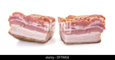 Primo piano di due grossi tagli di pancetta affumicata su sfondo bianco, fondale focus, inquadratura orizzontale Foto Stock