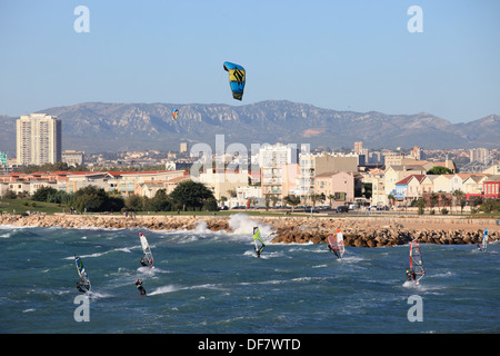 Windsurf A la Pointe Rouge spiaggia di Marseille , France Foto Stock