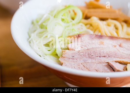 Ramen il cibo giapponese di maiale in stile cipolla sliceed noodle mangiare con la zuppa di miso Foto Stock