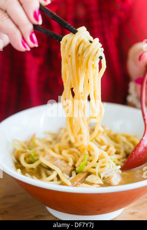 Ramen giapponese di stile alimentare la carne di maiale tagliata a fette di cipolla noodle mangiare con la zuppa di miso Foto Stock