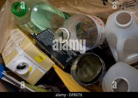 Il contenuto di una plastica trasparente sacco di riciclaggio fornite dal consiglio di Lambeth. Foto Stock