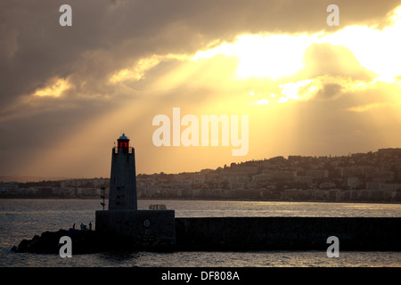 Il tramonto sopra il faro di La riserva nella città di Nizza e la Costa Azzurra. Foto Stock
