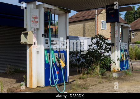 Impianti a recupero in disuso e abbandonata la stazione di benzina in Heath e raggiungere. Foto Stock