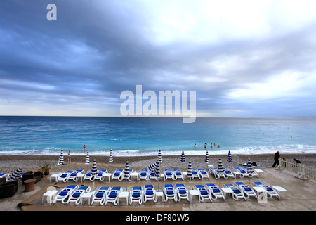 Vuoto spiaggia lungo la Promenade des Anglais a Nizza città della Riviera Francese. Foto Stock