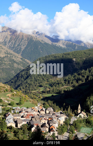 Il pittoresco villaggio di Saint Dalmas le bocchetta nel parco nazionale del Mercantour nelle Alpes-maritimes Foto Stock