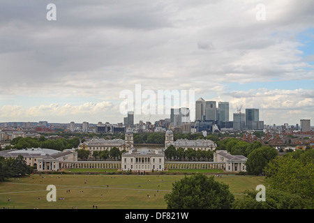 Vista dal parco di Greenwich, SE London, compresi Canary Wharf torri, National Maritime Museum e Royal Naval College Foto Stock