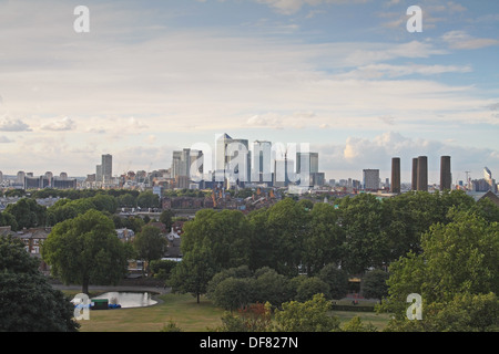 Vista dal parco di Greenwich, Londra, compresi Canary Wharf e Greenwich Power Station Foto Stock