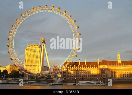 Il London Eye, County Hall, Millennium Pier, il fiume Tamigi e il guscio centrale, visto da Victoria Embankment, London, Regno Unito Foto Stock