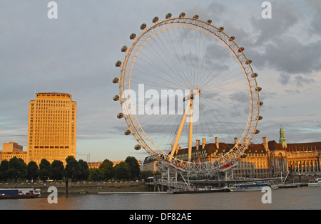 Il London Eye, County Hall, Millennium Pier, il fiume Tamigi e il guscio centrale, visto da Victoria Embankment, London, Regno Unito Foto Stock