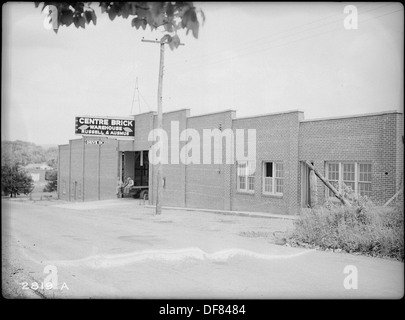 L'immagine raffigura il magazzino Russell e Ausmus, probabilmente una struttura commerciale o industriale, che mostra il design architettonico e la struttura dell'edificio. Foto Stock