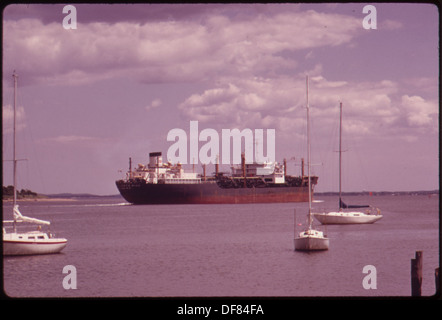 Barche a vela giro in ancoraggio sul RARITAN YACHT CLUB IN PERTH AMBOY, dove il fiume RARITAN UNISCE LA ARTHUR KILL. Un... 552010 Foto Stock