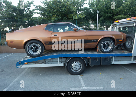 A partire dagli anni settanta brown ford mustang mach 1 camion di recupero Foto Stock