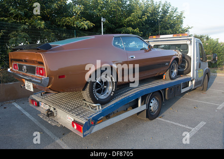 A partire dagli anni settanta brown ford mustang mach 1 camion di recupero Foto Stock