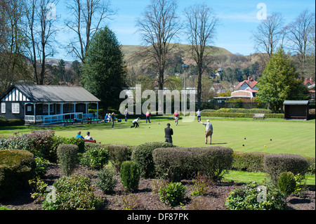 Persone a giocare a bocce in Church Stretton con la lunga Mynd in background, Shropshire, Inghilterra Foto Stock