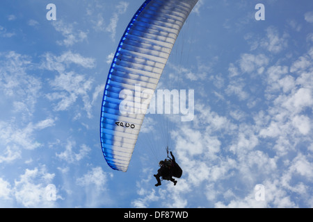 Due persone skydiving in tandem con un paracadute da sotto contro retroilluminato blu cielo. in Voss, Hordaland, Norvegia e Scandinavia Foto Stock