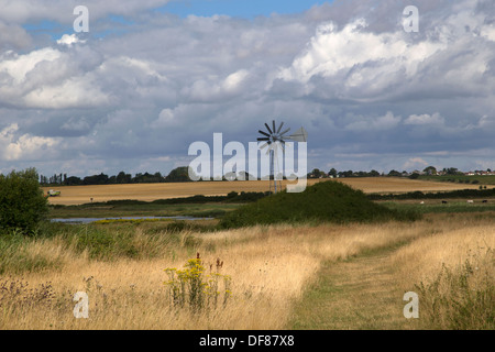 East Anglia paesaggio con pompa di vento Holland-on-Sea, Inghilterra Foto Stock