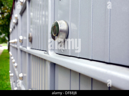 Cassette postali di metallo in una strada suburbana fuori Toronto, Canada Foto Stock