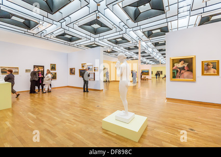 Le persone che visualizzano un gruppo mostra di artisti islandesi nel Museo Kjarvalsstadir, Reykjavik, Islanda Foto Stock