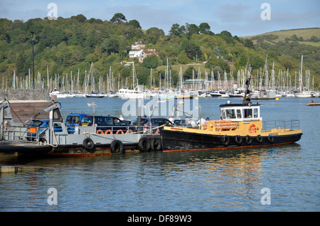 Abbassare il traghetto sul fiume Dart tra Dartmouth e Kingswear nel Devon. Foto Stock