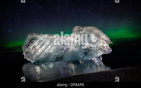 Ghiaccio sulle sabbie nere con l'Aurora Boreale o luci del nord, Islanda Foto Stock