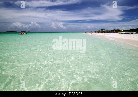 Giocare a Pilar, una delle migliori spiagge della Cuba - Cayo Guillermo Cuba Foto Stock