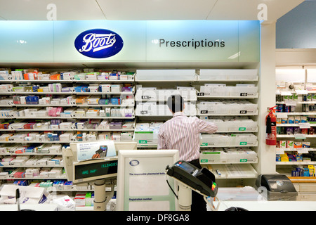 Banco farmacia; UK Pharmacy interior; Boots the Chemist, il farmacista che lavora in farmacia, Regno Unito. Esempio di lavoratore nel Regno Unito. Foto Stock