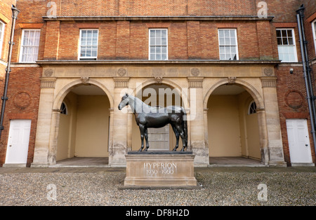 La statua del cavallo da corsa "Hyperion' al Jockey Club, Newmarket Suffolk REGNO UNITO Foto Stock