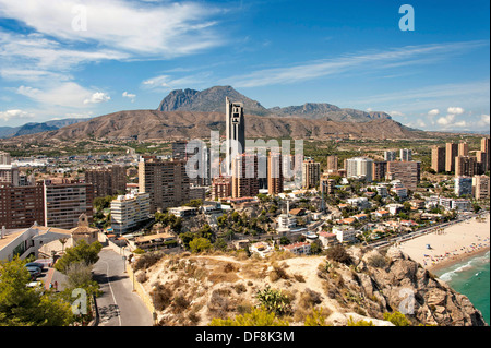 Il Bali Hotel circondato da alte-sorge a Benidorm, Spagna Foto Stock