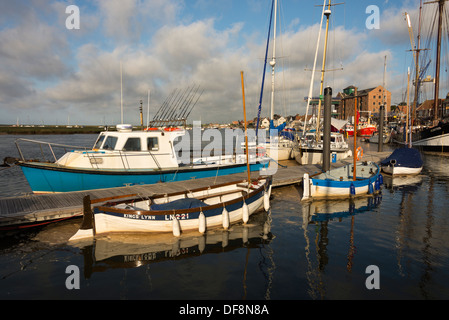 Barca sulla banchina a Wells accanto al mare Costa North Norfolk. Norfolk, Inghilterra. Foto Stock