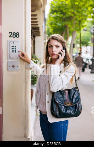 Donna al telefono Foto Stock