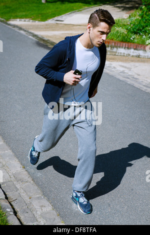 MAN praticando uno sport Foto Stock