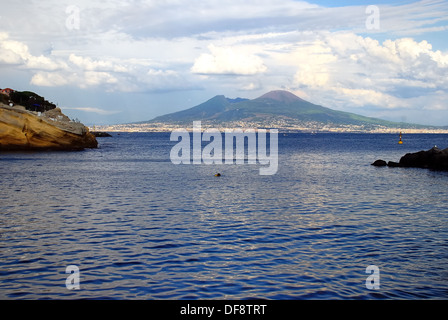 La collina di Posillipo, Napoli, Italia : la piccola baia di Gaiola, sullo sfondo il Vesuvio. Foto Stock