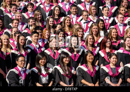 Allievi felici che posano per una foto di gruppo dopo la laurea presso l'Università di Edimburgo. Foto Stock