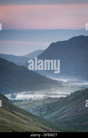 La nebbia di alba rotoli in tutta la valle Hartsop nel distretto del lago in un tentativo di completamente sindone fratelli acqua da visualizzare. Foto Stock